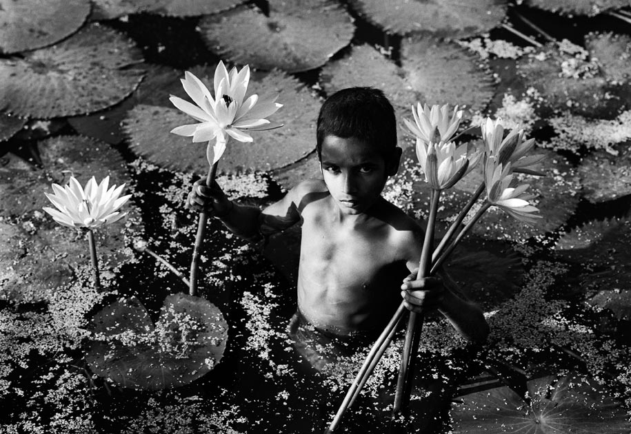 05_boy.pond.flowers.blackandwhite.kolkata.india.jpg